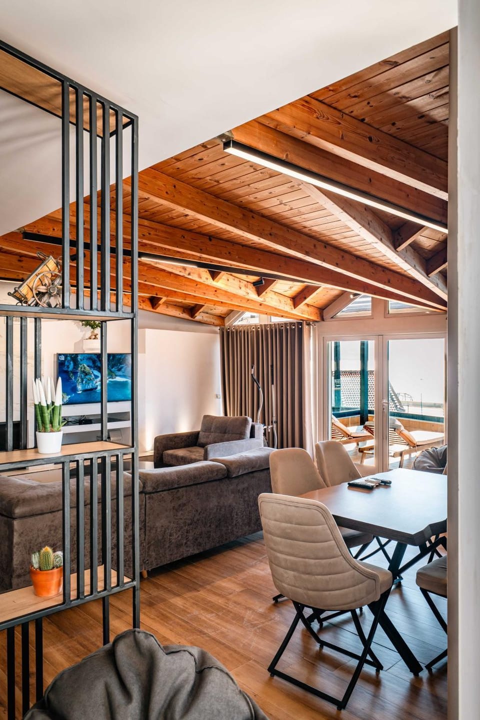 Bed, Living room, Photo of the whole room, Seating area, Dining area, Bedroom