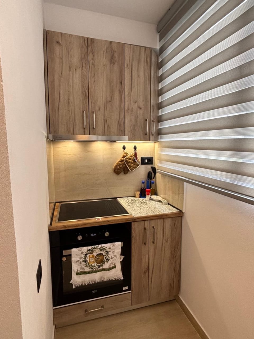 Kitchen or kitchenette, oven