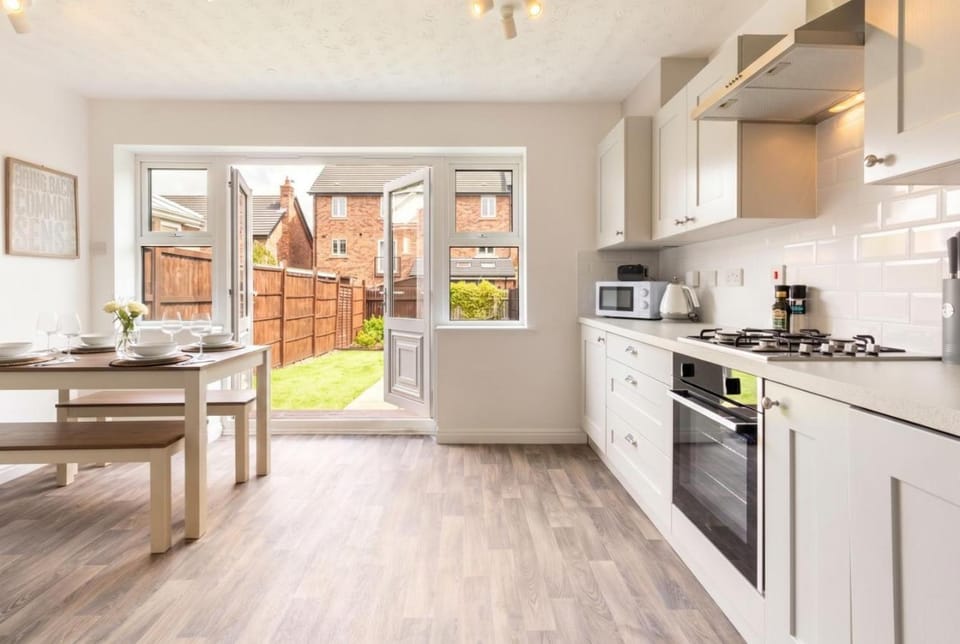 Kitchen or kitchenette, Dining area, stove