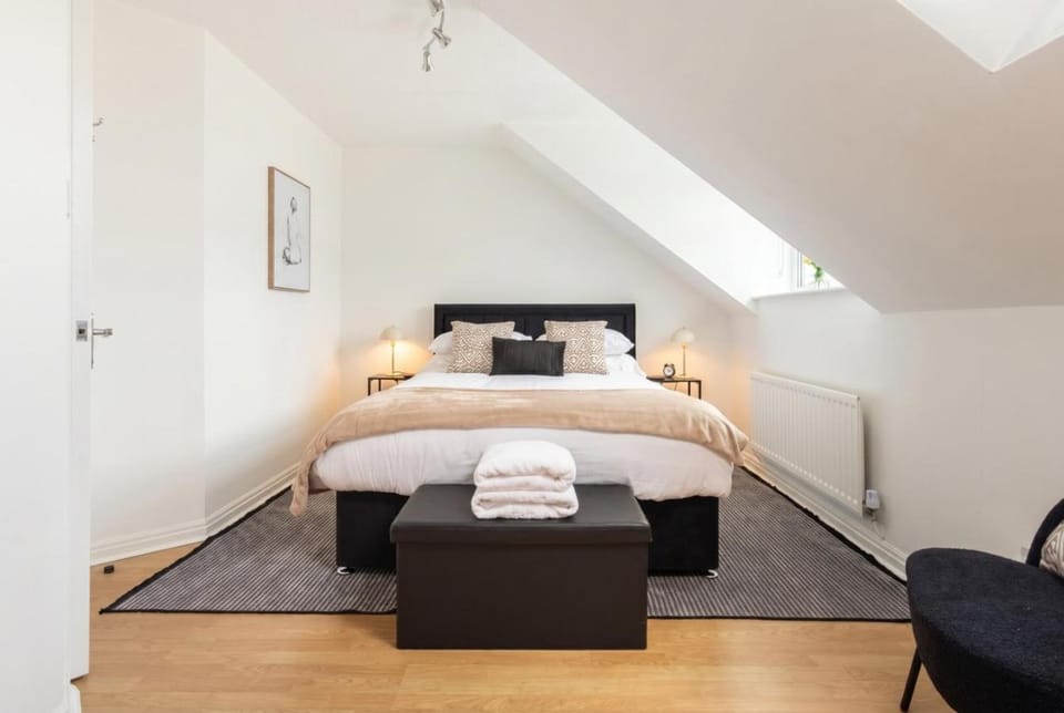 Bed, Photo of the whole room, Bedroom