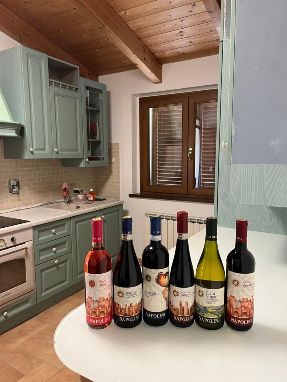 Kitchen or kitchenette, minibar