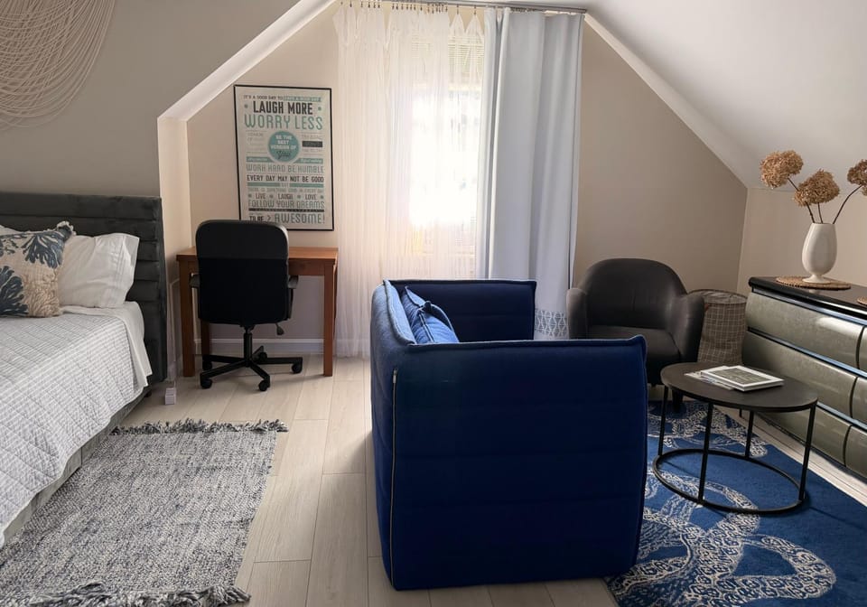 Bed, Photo of the whole room, Seating area, Bedroom