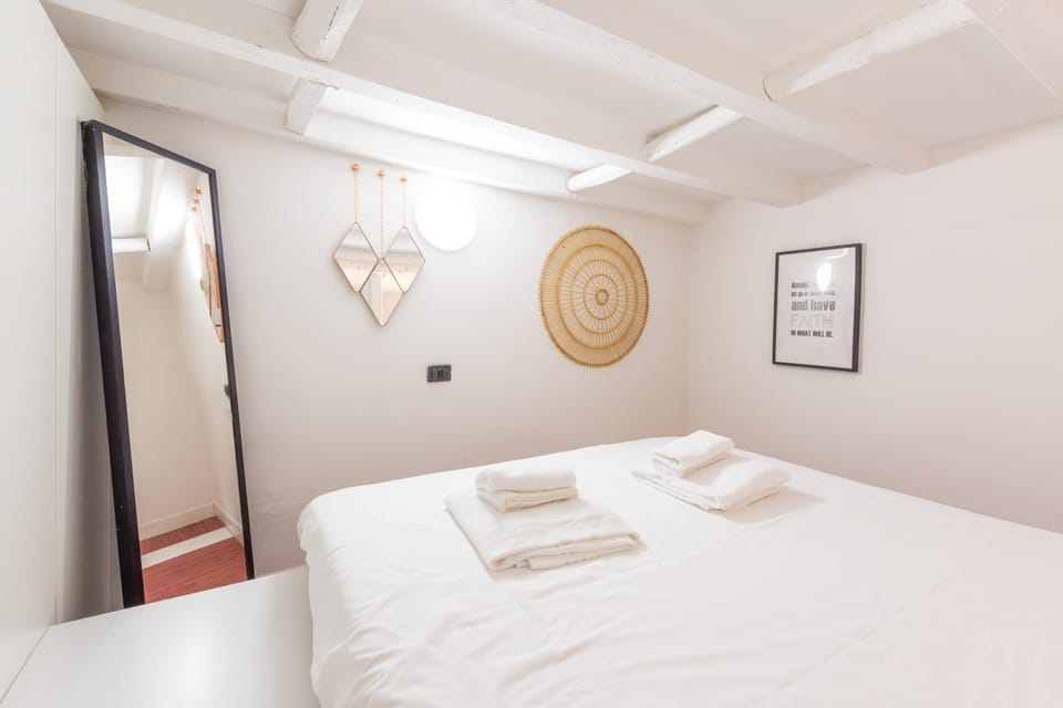 Bed, towels