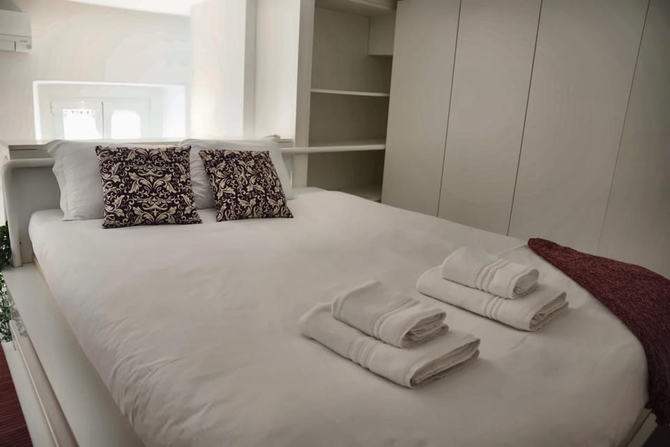 Bed, Bedroom, towels, wardrobe