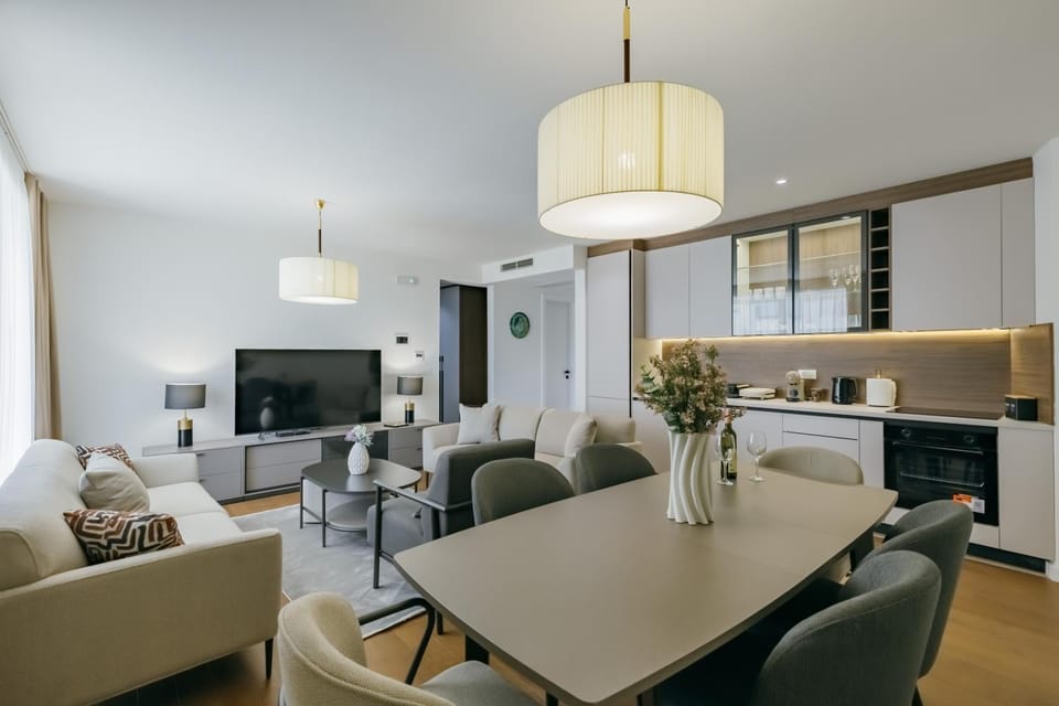 TV and multimedia, Kitchen or kitchenette, Living room, Seating area, Dining area