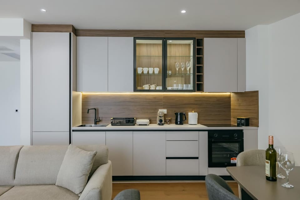 Coffee/tea facilities, Kitchen or kitchenette, Seating area, Dining area, stove, toaster