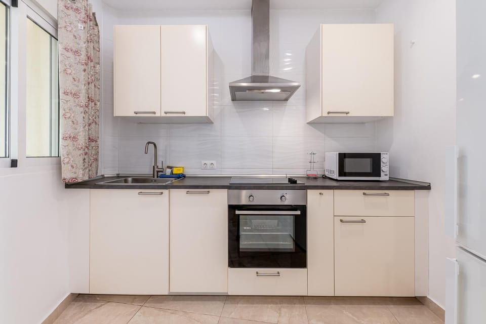 797 HOLIDAY RENTALS- Apartamento dentro de Puerto Marina-Playa a 1 min Apartment in Benalmadena