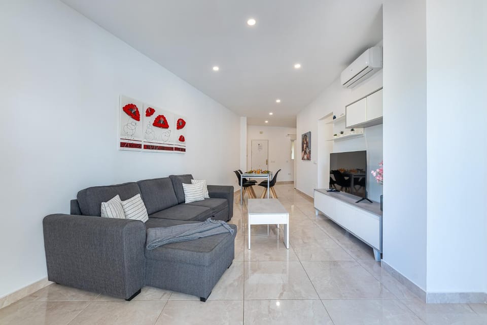 797 HOLIDAY RENTALS- Apartamento dentro de Puerto Marina-Playa a 1 min Apartment in Benalmadena