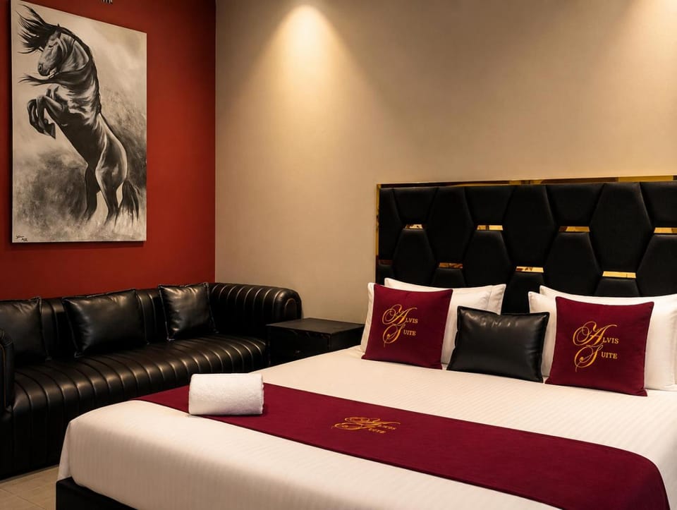 Bed, Living room, Photo of the whole room, Seating area, Bedroom