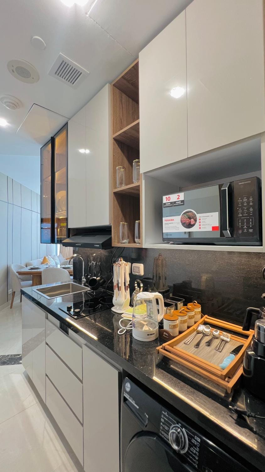 Kitchen or kitchenette, minibar