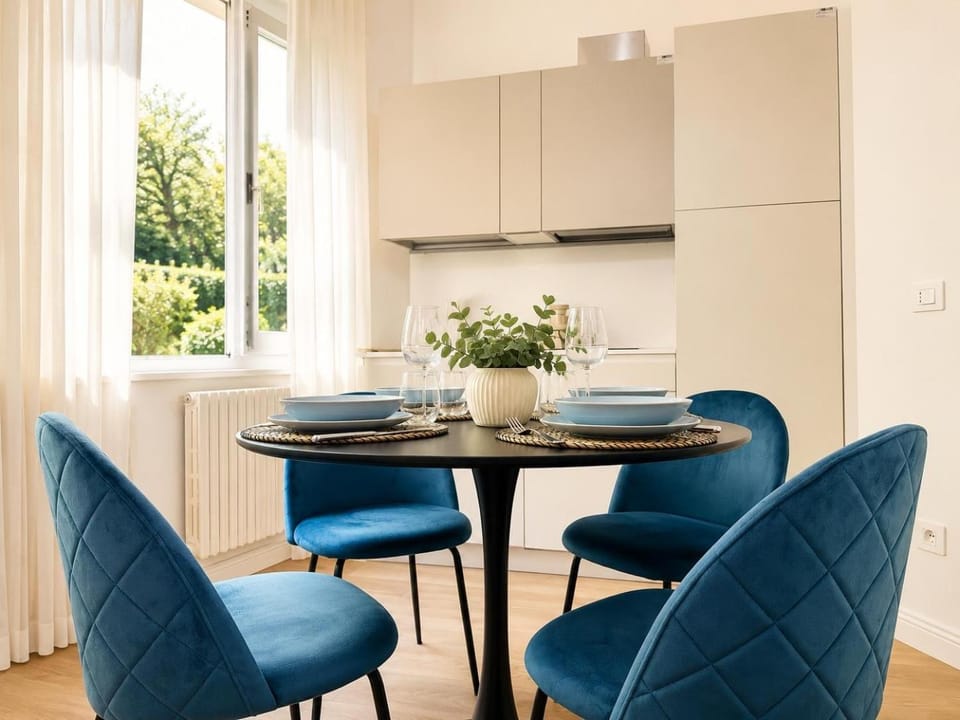 Kitchen or kitchenette, Dining area