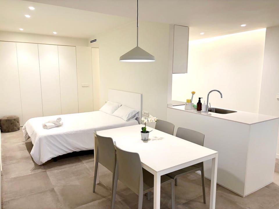 Bed, Kitchen or kitchenette, Seating area, Dining area