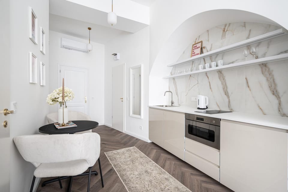 Kitchen or kitchenette, Dining area, stove