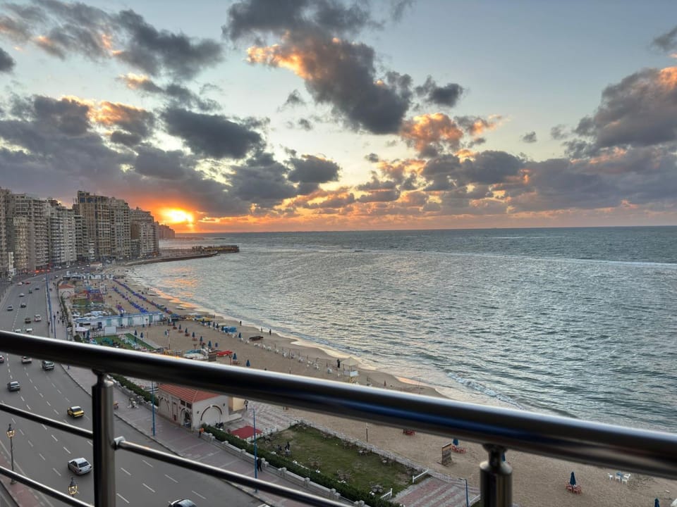 شقه المندره بحر مباشر سوبر لوكس Apartment in Alexandria