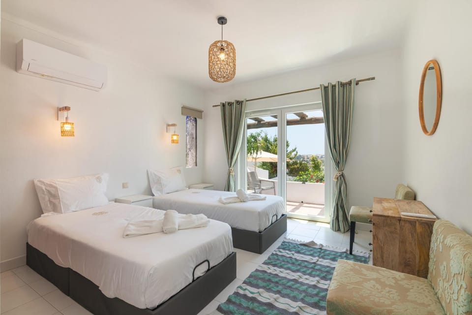 Bed, Balcony/Terrace, Photo of the whole room, Bedroom, towels, air conditioner