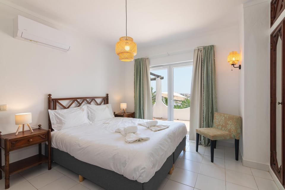 Bed, Photo of the whole room, Bedroom, internet, towels, air conditioner