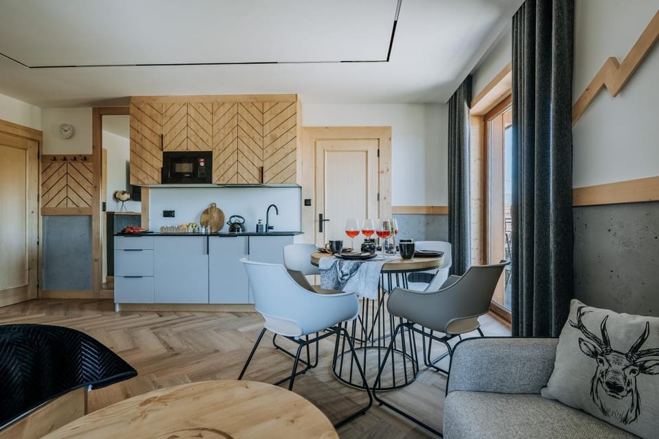 Kitchen or kitchenette, Dining area, stove