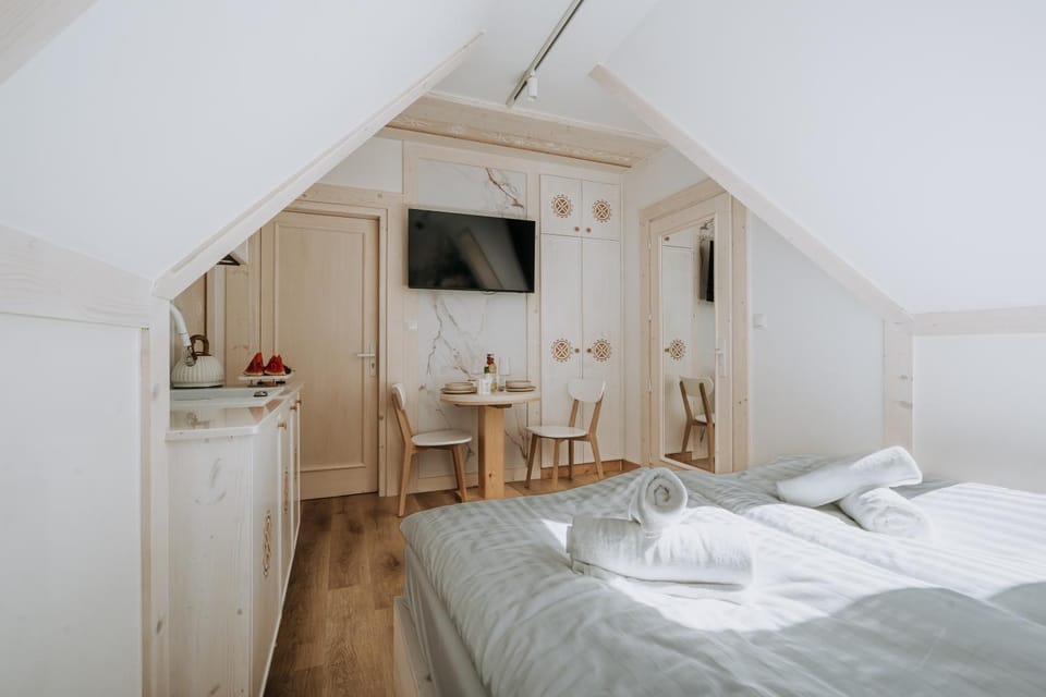Bed, TV and multimedia, Kitchen or kitchenette, Photo of the whole room, Bedroom, towels