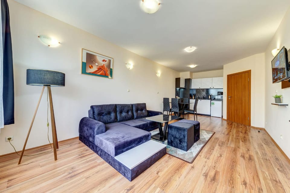 Communal lounge/ TV room, TV and multimedia, Kitchen or kitchenette, Seating area