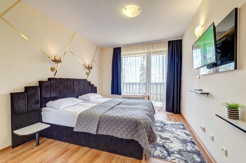 Bed, TV and multimedia, Photo of the whole room, Bedroom