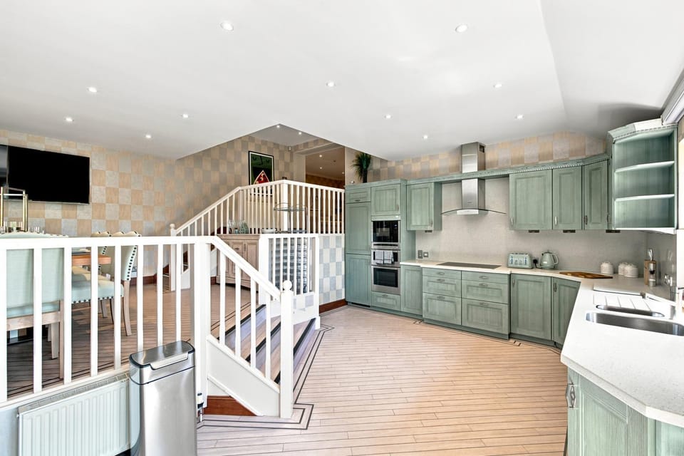 TV and multimedia, oven, stove, toaster, kitchen