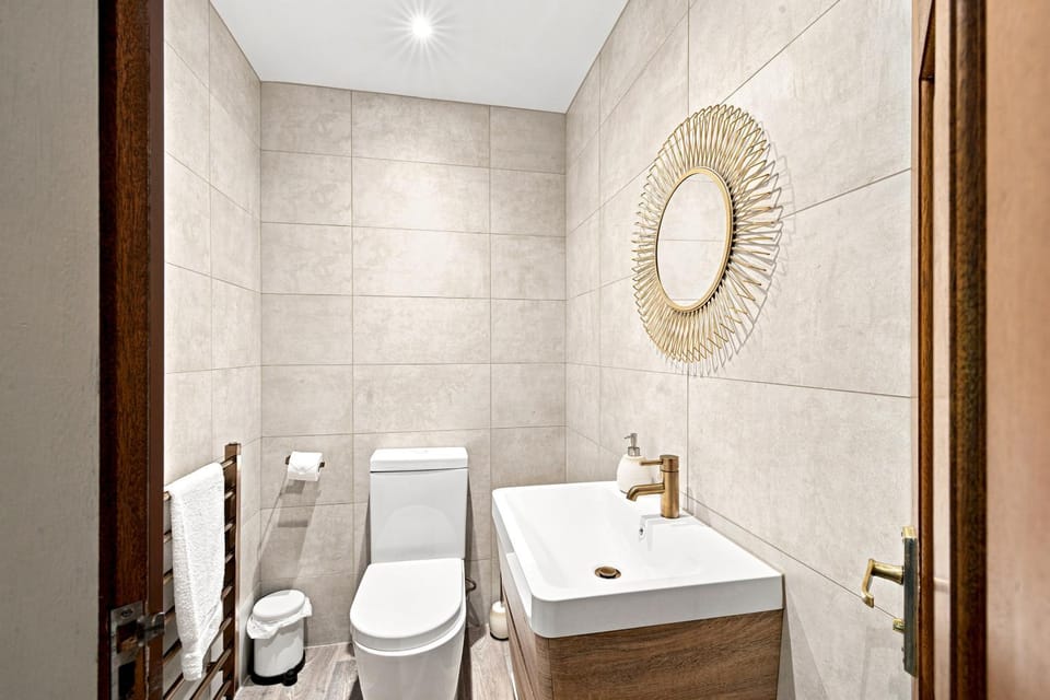 Toilet, towels