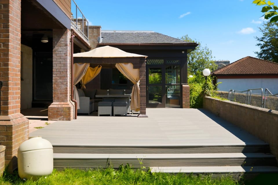 Property building, Patio, Day, Garden, Balcony/Terrace, Garden view