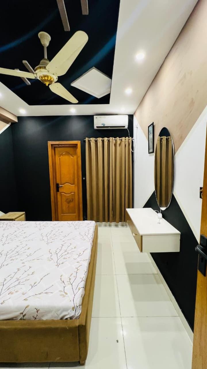 Bed, Photo of the whole room, Bedroom, fireplace, air conditioner