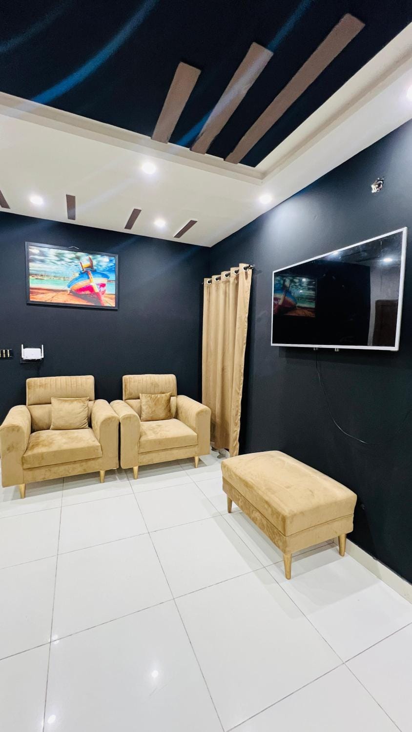 Property building, Restaurant/places to eat, Communal lounge/ TV room, TV and multimedia, Living room, Seating area, Swimming pool