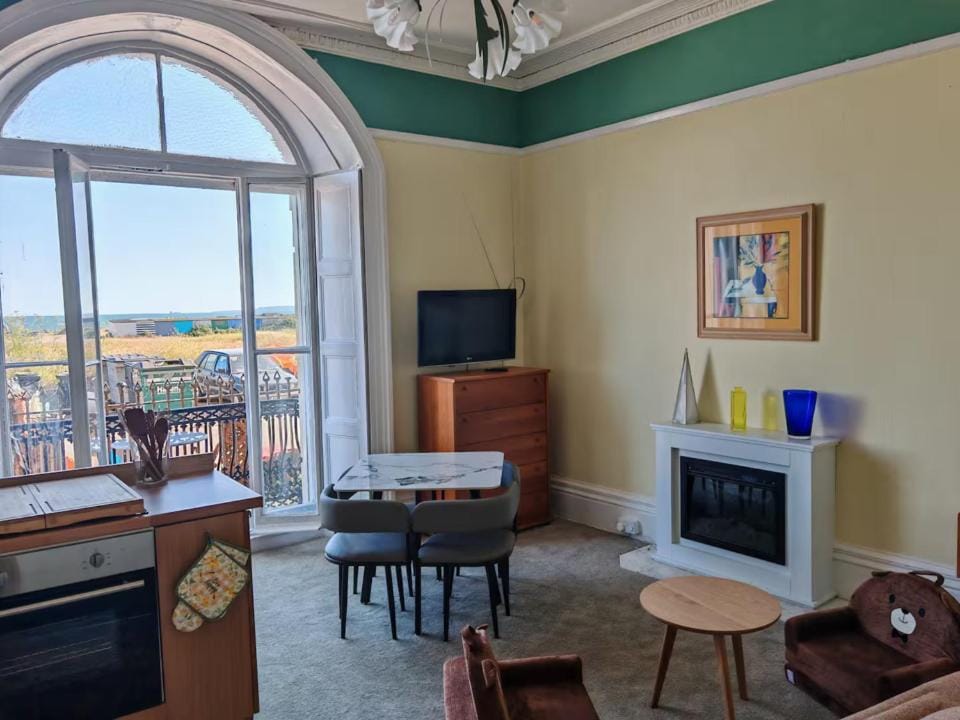 Utopia by the Sea Apartment in England