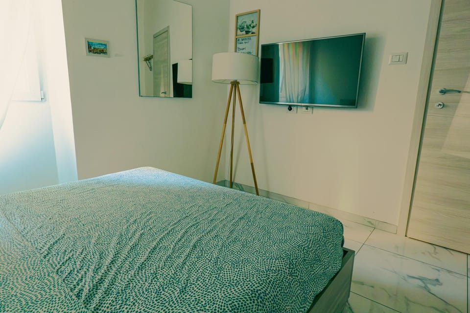 Bed, TV and multimedia, Evening entertainment, Bedroom