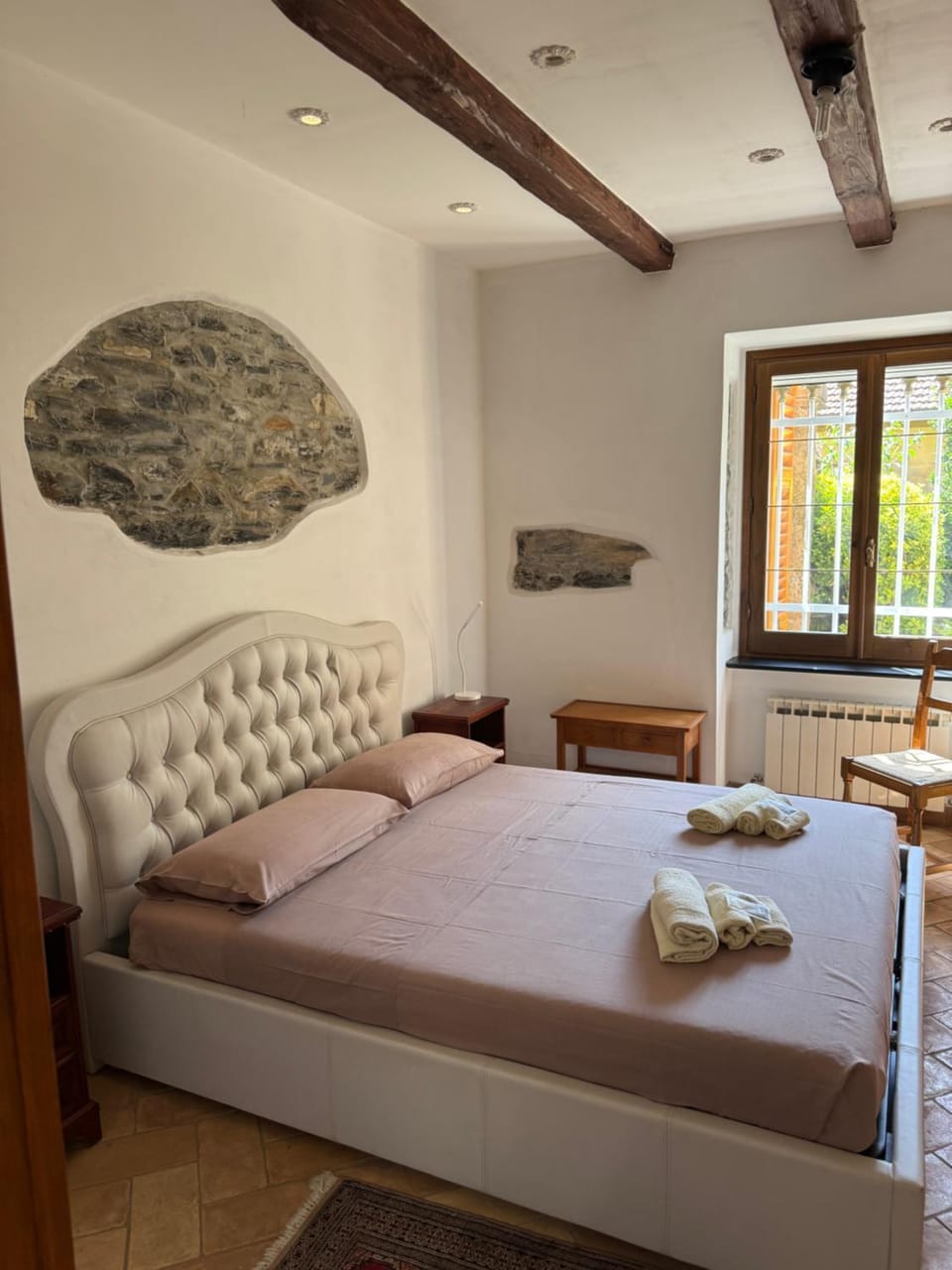Bed, Photo of the whole room, Seating area, Bedroom, towels
