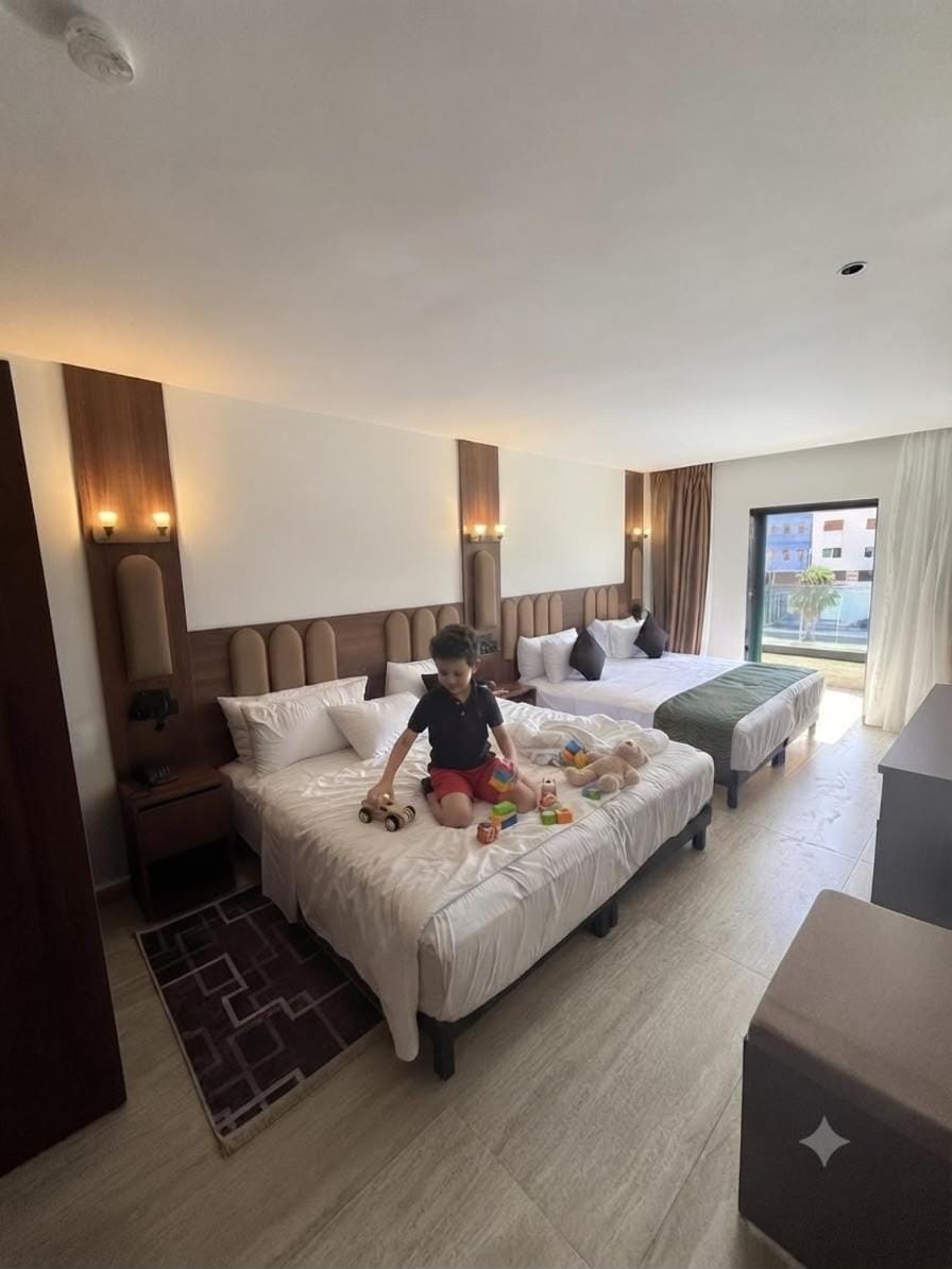 Bed, Bedroom, towels