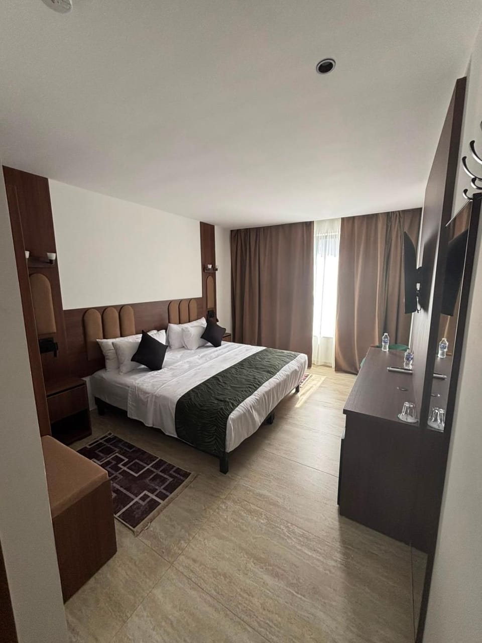 Bed, TV and multimedia, Bedroom