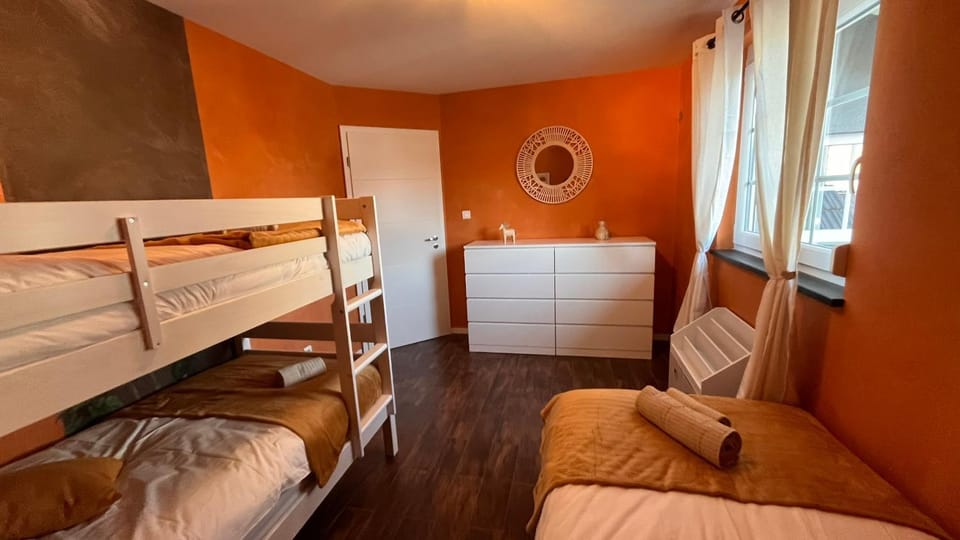 Bed, Photo of the whole room, bunk bed