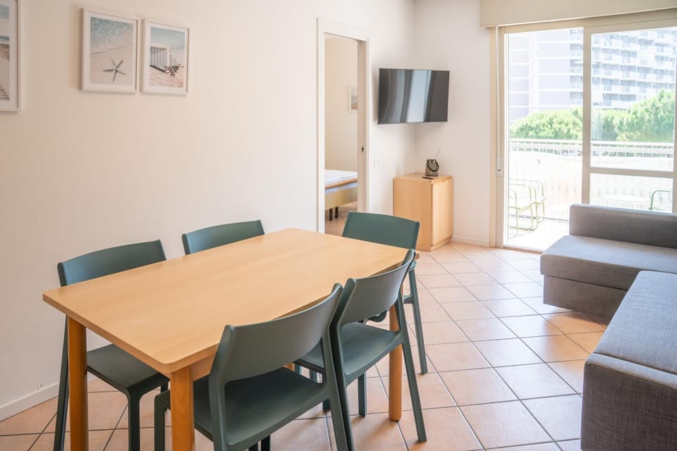 TV and multimedia, Living room, Seating area, Dining area