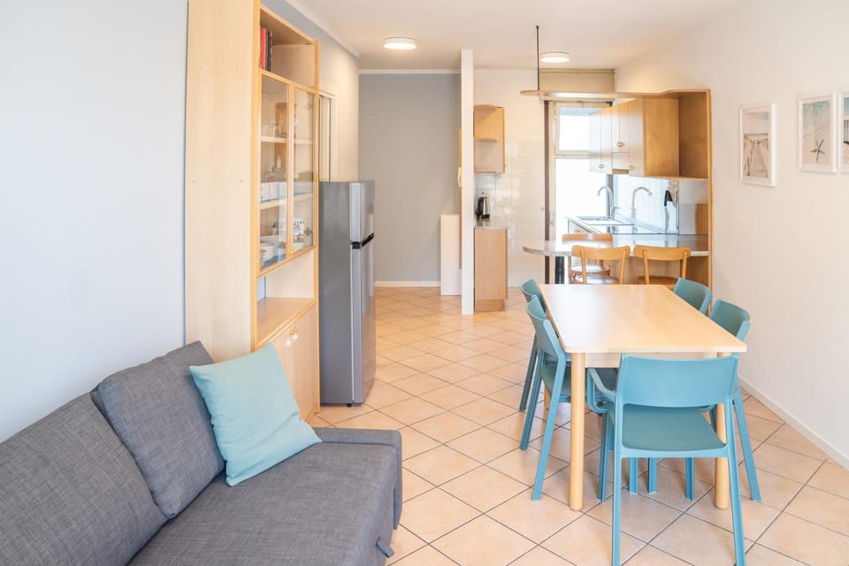Kitchen or kitchenette, Living room, Seating area, Dining area, stove