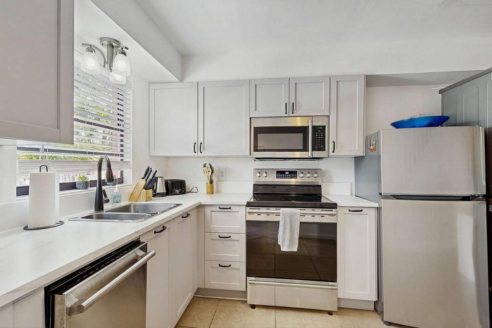 Spacious dog friendly Townhouse in Fort Myers with Shared Pool and BBQ House in Iona