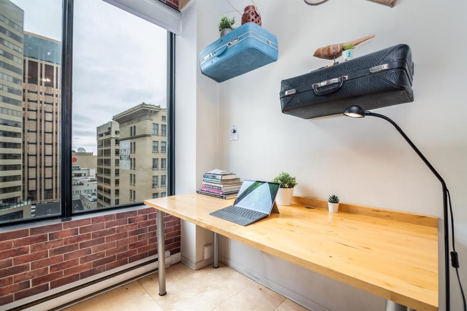 Vintage NY Style Loft AC Near Rogers LRT Apartment in Edmonton