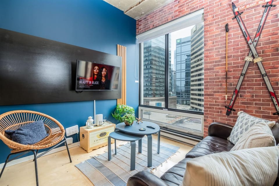 Vintage NY Style Loft AC Near Rogers LRT Apartment in Edmonton