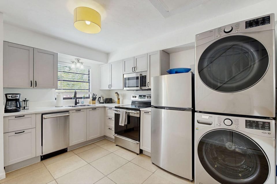 Cozy townhome w patio & shared pool House in Iona