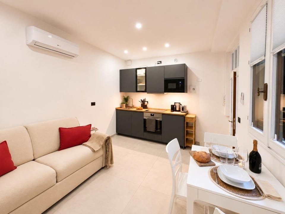 Kitchen or kitchenette, Seating area, air conditioner