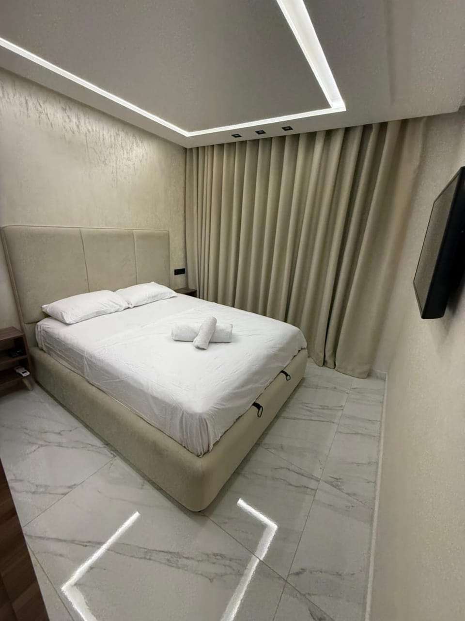 Bed, TV and multimedia, Bedroom, towels