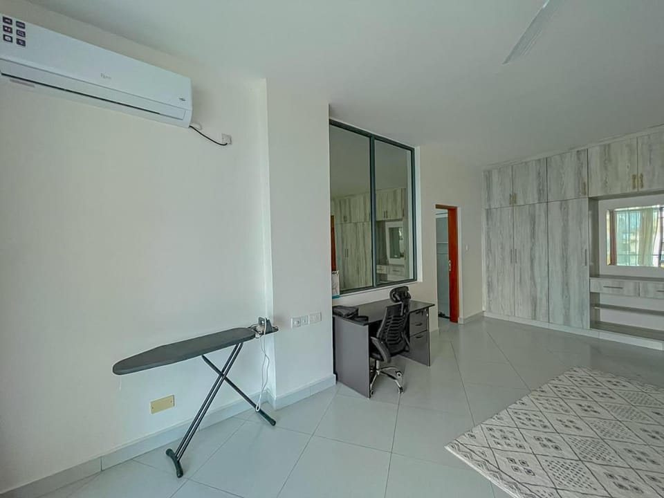 Bed, Photo of the whole room, Bedroom, internet, air conditioner