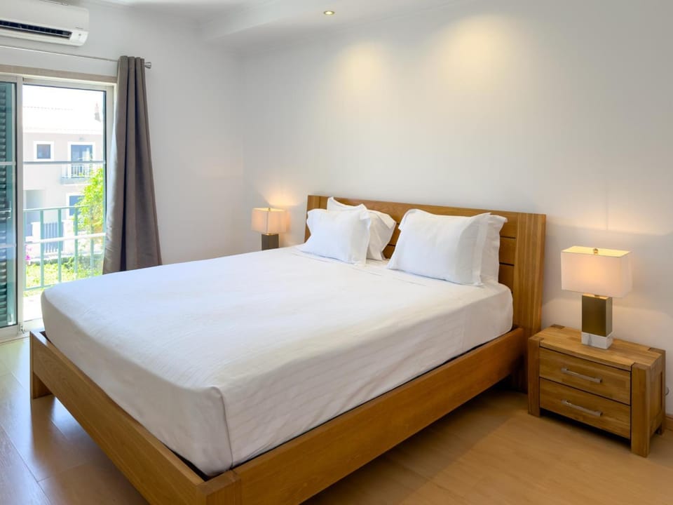 Bed, Photo of the whole room, Bedroom, air conditioner