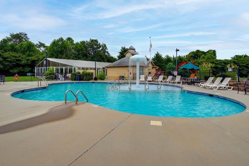 Mtn Views, Pool Access! Walkable Gem Near Parkway House in Pigeon Forge