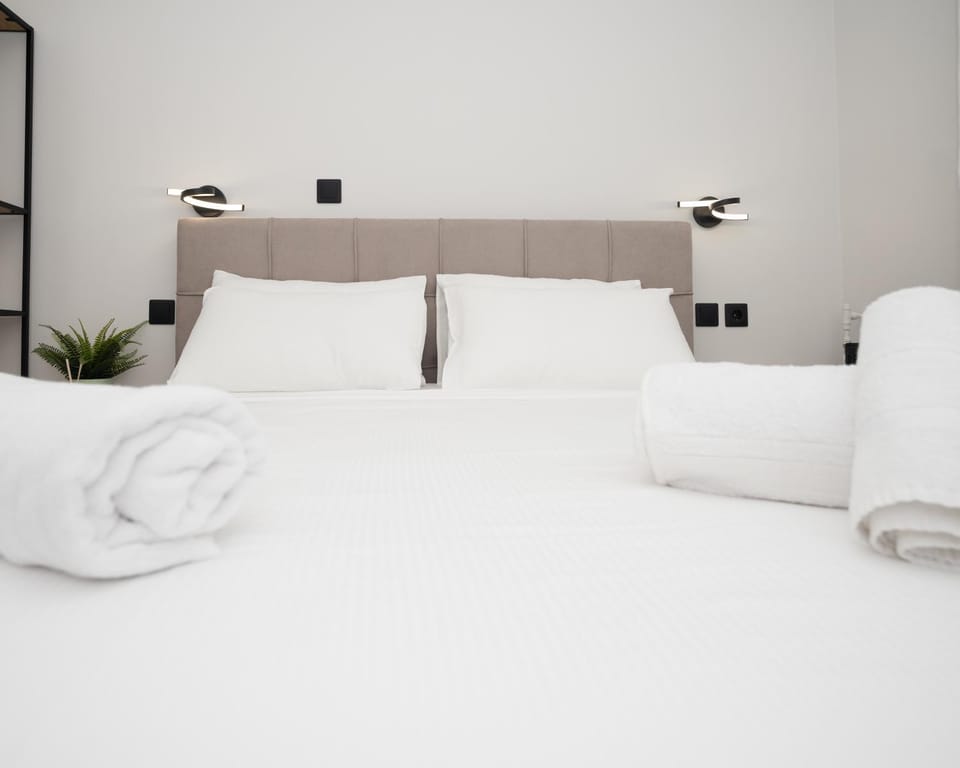 Bed, Bedroom, towels
