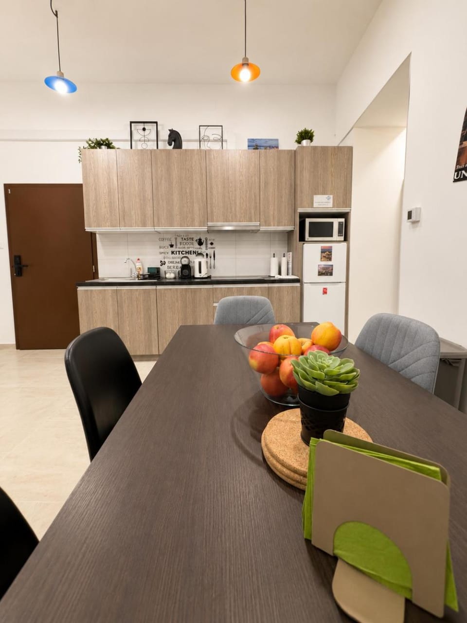 Communal lounge/ TV room, Kitchen or kitchenette, Kitchen or kitchenette, Living room, Seating area, Dining area, Communal kitchen, stove