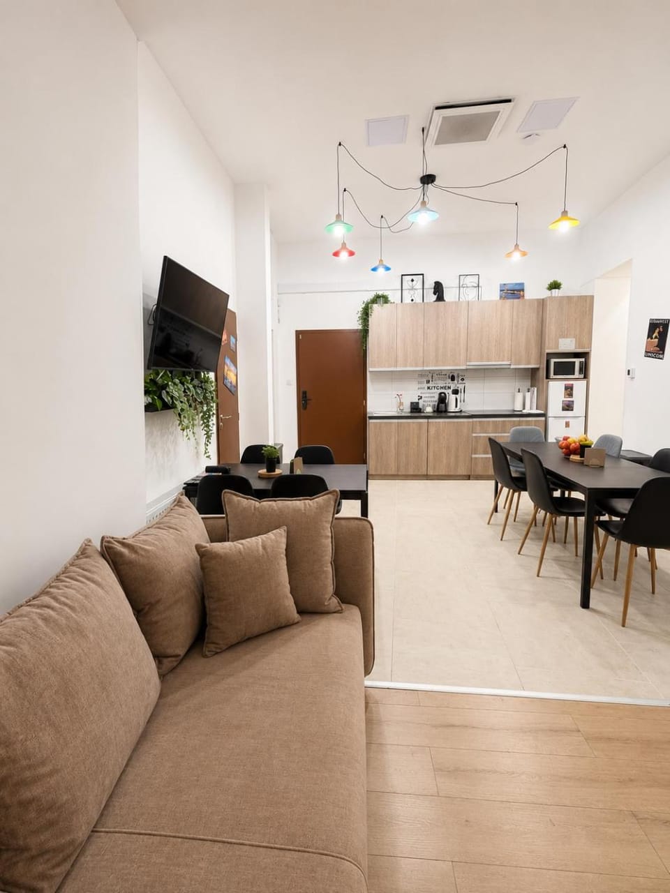 Communal lounge/ TV room, TV and multimedia, Kitchen or kitchenette, Kitchen or kitchenette, Living room, Seating area, Dining area, Communal kitchen, stove