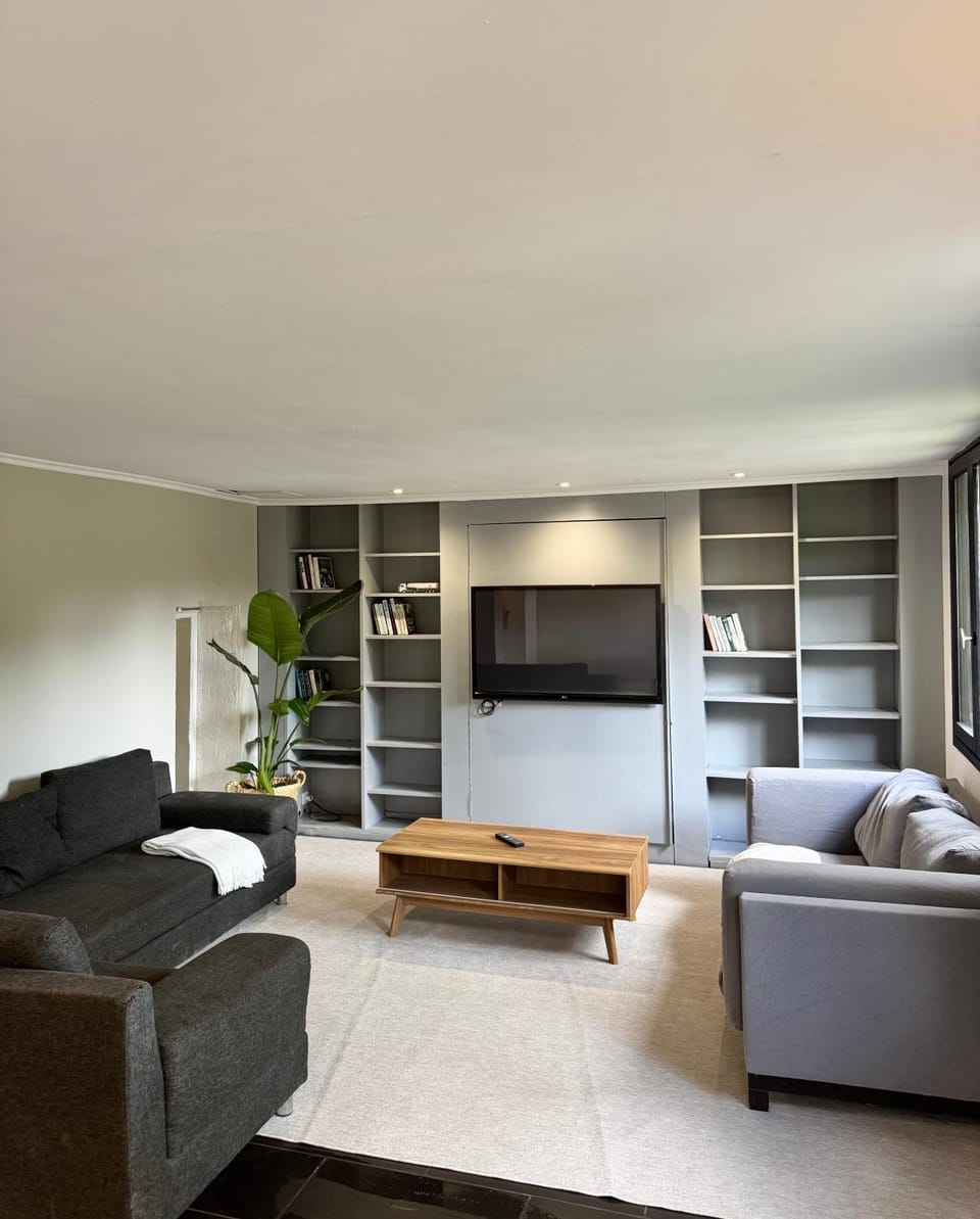 Communal lounge/ TV room, Library, TV and multimedia, Living room, Decorative detail, Seating area, Garden view, Family, internet